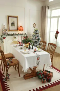 Kersttafelkleed geborduurd met rode kerststerren en groene wijnstokken met franjes