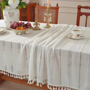 Nappe en dentelle blanche romantique française avec rayures ajourées et glands élégants.