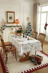 Mantel rectangular navideño con estampado de corona festiva y flecos decorativos.