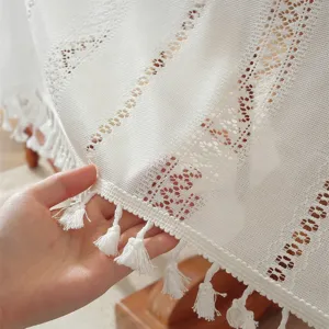 Nappe en dentelle blanche française avec motif rayé ajouré et glands élégants.