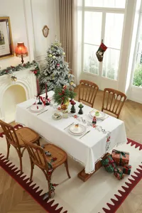 Rechthoekig kerst geborduurd tafelkleed met bloemenrank motief en kwastjesrand.