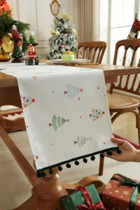 Centrotavola con stampa di albero di Natale e frange a pompon verdi, decorazione festiva.