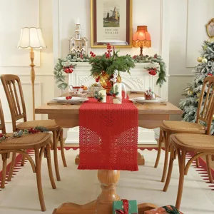 Roter Weihnachts-Tischläufer mit Quasten, gewebtes Rautenmuster, festliche Tischdeko für Zuhause.