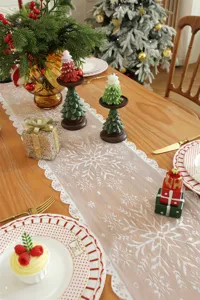 Camino de mesa navideño de encaje blanco de lujo con patrón de copo de nieve festivo
