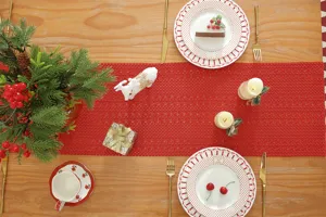 Roter Weihnachtstischläufer mit gestricktem Lochmuster für festliche Tischdekoration.