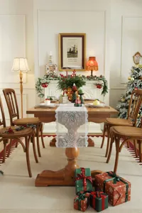 Camino de mesa navideño de encaje blanco estilo francés con copos de nieve para decoración.
