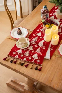 Runner da tavola natalizio in jacquard con nappe, decorazione festiva elegante.