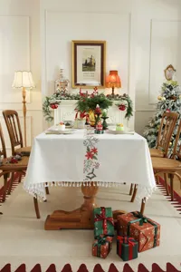 Kerst geborduurde tafelkleed met franjes, elegante feestelijke eettafel decoratie thuis.