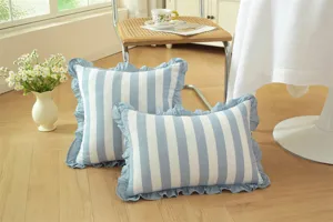 Cojín de algodón a rayas azul y blanco estilo pastoral francés con borde de volantes.
