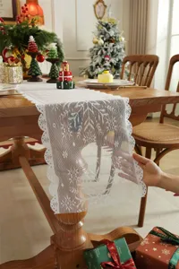 Camino de mesa navideño de encaje blanco con diseño de copos de nieve para hogar.