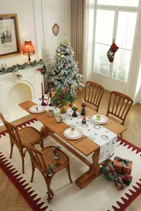 Runner da tavola natalizio con stampa di alberi e ghirlande, decorazione festiva.