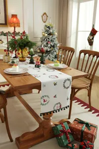 Runner da tavola natalizio stampato con frange a pompon decorazione per feste.