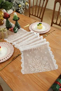 Camino de mesa de encaje blanco con patron de copos de nieve para decoracion de Navidad