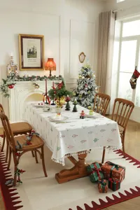 Mantel rectangular estampado con arbol de navidad y flecos para decoracion de mesa festiva.