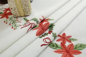 Kerst geborduurde tafelkleed detailopname met kerstster en wijnstok ontwerp voor de eettafel
