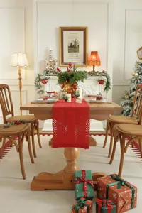 Roter Weihnachts-Tischläufer Baumwolle Leinen Fransen Muster Esszimmer Deko Detail.