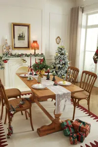 Elegante camino de mesa navideño de encaje blanco de lujo francés con copos y campanas.