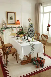 Kerstmis rechthoekige tafelkleed met groen hulst borduurwerk en stijlvolle franjes.