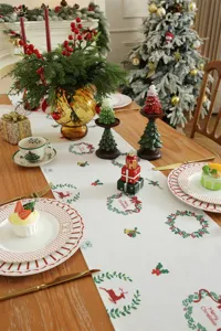 Elegante festivo runner da tavola natalizio con motivo stampato di corona e albero per decoro.