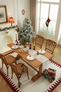 Camino de mesa navideño de encaje blanco con motivos de copos de nieve para decoración.