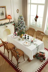 Kerst geborduurd tafelkleed met hulstmotief en franjes voor feestelijke tafeldecoratie