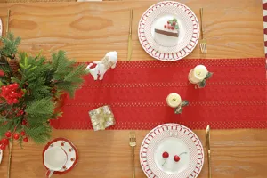 Weihnachtlicher roter Strick-Tischläufer mit Rautenmuster für festliche Tischdeko.