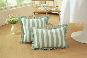 Cojín decorativo de algodón a rayas verdes y blancas con volantes estilo rústico detalle