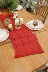 Roter Baumwoll-Leinen Weihnachts-Tischläufer mit Quasten und Rautenmuster für Tischdekoration.