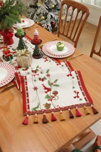 Vista dettagliata del runner da tavola natalizio in jacquard con il cervo e nappe.