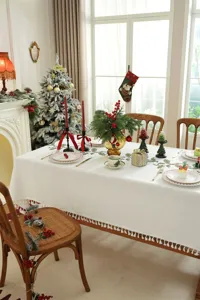 Kerst geborduurde tafelkleed met rode bessen hulstbladeren en franjes voor de eettafel thuis.