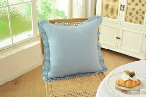 Detalle de cojín azul claro con volantes de estilo rústico francés interior acogedor