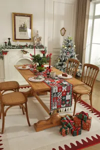 Cammino da tavola natalizio in jacquard con motivi festivi e nappe per decorare la casa.