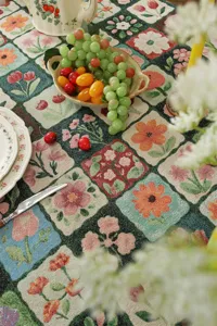 Mantel jacquard floral vintage estadounidense vista detallada con patrón botánico retro.
