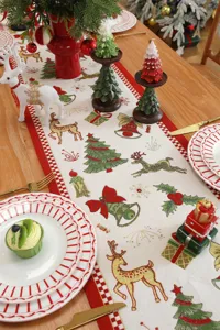 Runner da tavola natalizio in jacquard poliestere con renne festive e alberi per decorazione.