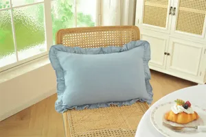 Cojín decorativo liso con volantes estilo campestre francés de algodón en color azul celeste.