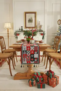 Vista dettagliata del runner da tavola natalizio con motivi jacquard e nappe eleganti.