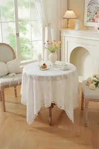 Nappe en dentelle blanche française élégante pour table ronde de mariage style vintage