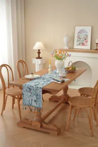 Nahaufnahme des vintage blauen Jacquard-Tischläufers mit Blumen und feinen Quasten.