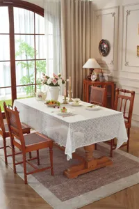 Tovaglia in pizzo bianco vintage francese, elegante motivo floreale per decorazione della tavola.