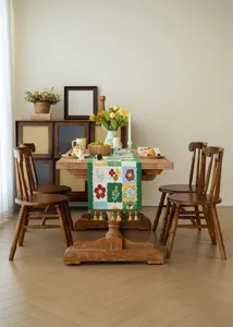Chemin de table moderne tissé en jacquard floral, design élégant avec franges polyester.