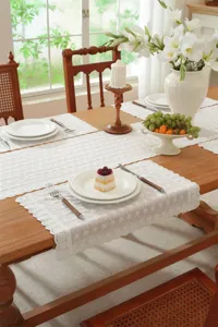 Weisse baumwolle spitze tischlaeufer und platzset set, elegante franzoesische deko details.
