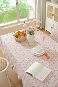 Tovaglia rettangolare in cotone jacquard stile francese con fiocchi rosa e balze a volant.