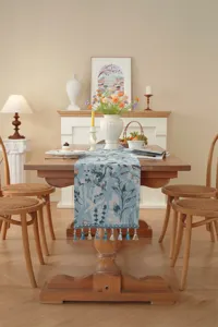Vintage Jacquard Tischläufer mit Fransen, Detailansicht des Retro Stoffes für elegante Deko.
