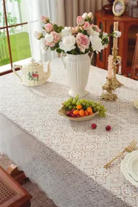 Dettaglio tessuto tovaglia pizzo vintage francese, elegante decorazione copritavolo.