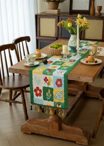 Gros plan sur le chemin de table jacquard à fleurs colorées avec franges dans un coin repas cosy.