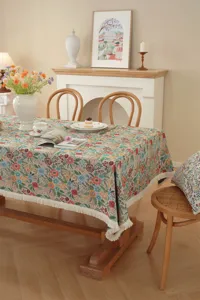 Nappe rectangulaire jacquard à fleurs style vintage avec franges en mélange de coton rustique.