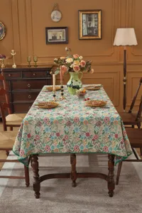 Belle nappe rectangulaire jacquard florale de style americain vintage pour table a manger.