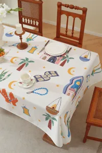Detailansicht einer bedruckten Tischdecke im Nahost-Stil mit Schloss und Palmen.