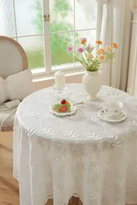 Nappe en dentelle blanche style français avec broderie florale délicate pour la déco.