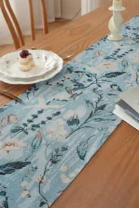 Amerikanischer Vintage Blumen Jacquard Tischläufer Detail, elegantes blaues botanisches Design.
